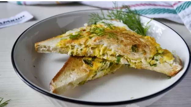 Хрустящий тост с яйцом и сыром: идеальный завтрак за 7 минут