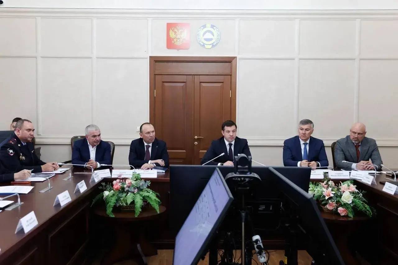 Руководитель республиканской Госавтоинспекции Рамазан Шилибиев и начальник отделения Следственного управления МВД по КЧР Людмила Маликова приняли участие в межведомственном совещании, посвященном вопросам обязательного... Руководитель республиканской Госавтоинспекции Рамазан Шилибиев и начальник отделения Следственного управления МВД по КЧР Людмила Маликова приняли участие в межведомственном совещании, посвященном вопросам обязательного...