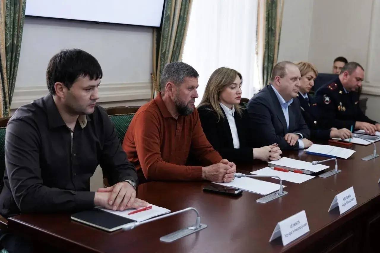 Руководитель республиканской Госавтоинспекции Рамазан Шилибиев и начальник отделения Следственного управления МВД по КЧР Людмила Маликова приняли участие в межведомственном совещании, посвященном вопросам обязательного... Руководитель республиканской Госавтоинспекции Рамазан Шилибиев и начальник отделения Следственного управления МВД по КЧР Людмила Маликова приняли участие в межведомственном совещании, посвященном вопросам обязательного...