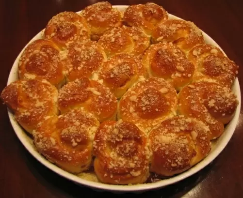 Необычный дрожжевой пирог: насладитесь вкусом в каждой булочке