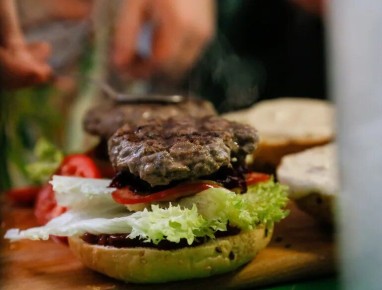 Ресторан на улице Оптиков закрыли на 45 дней после отравления гостей