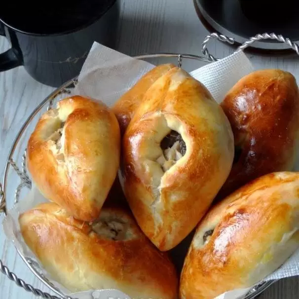 Как приготовить идеальные расстегаи с сочной начинкой: секреты и советы