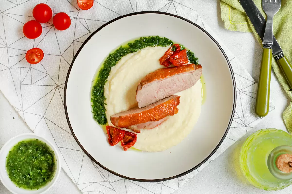 Нежное филе утки в сочетании с корнеплодами: откройте новый вкус с ароматным соусом