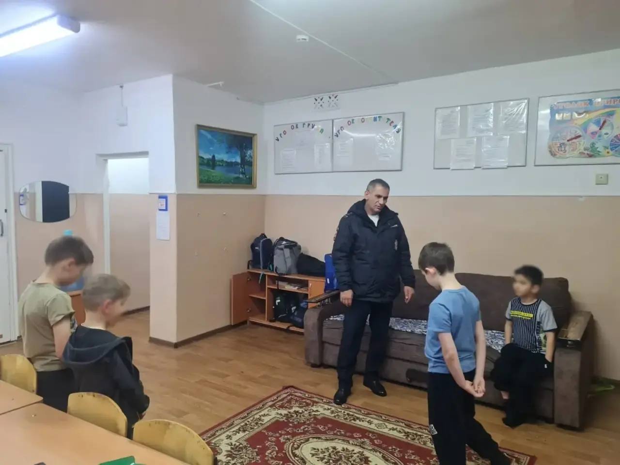 Сотрудники отделения по делам несовершеннолетних Отдела МВД России по городу Черкесску провели индивидуальную профилактическую беседу с воспитанниками центра социальной помощи семье и детям «Алые паруса»