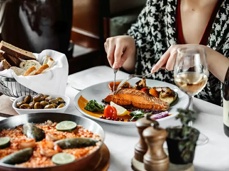 Долгое ожидание заказа в ресторане: права посетителей и советы от Роспотребнадзора