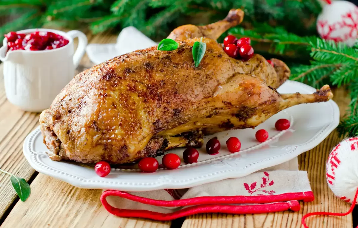 Гусь под яблоками и клюквой: главное блюдо для новогоднего стола 2025 года