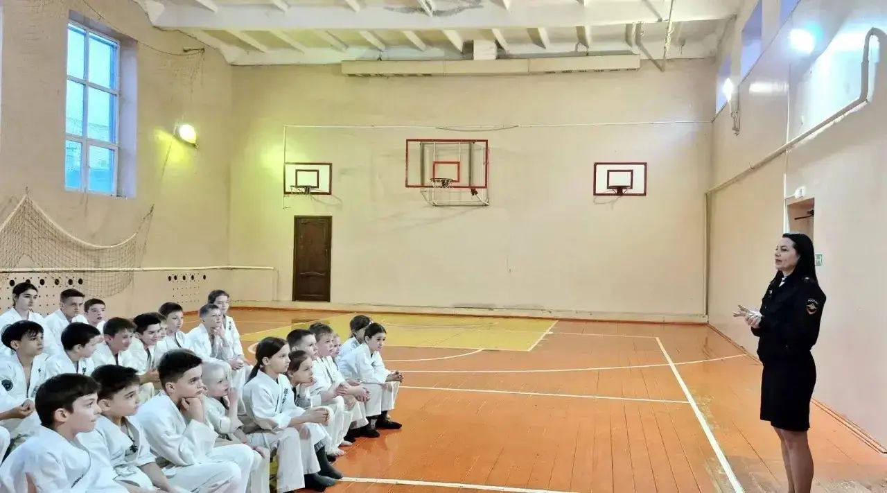 В целях профилактики и предупреждения дорожно-транспортных происшествий в спортивной школе № 5 г. Черкесска состоялась встреча юных спортсменов с инспектором по пропаганде безопасности дорожного движения Отдела МВД России по... В целях профилактики и предупреждения дорожно-транспортных происшествий в спортивной школе № 5 г. Черкесска состоялась встреча юных спортсменов с инспектором по пропаганде безопасности дорожного движения Отдела МВД России по...