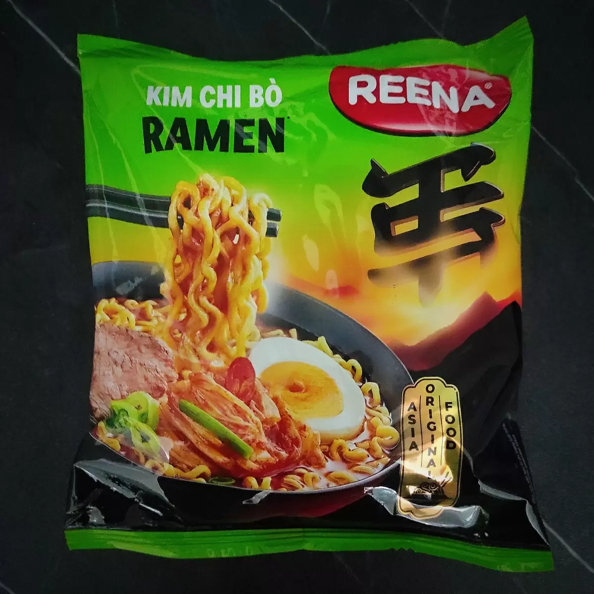 Лапша с огоньком: кимчи в тарелке