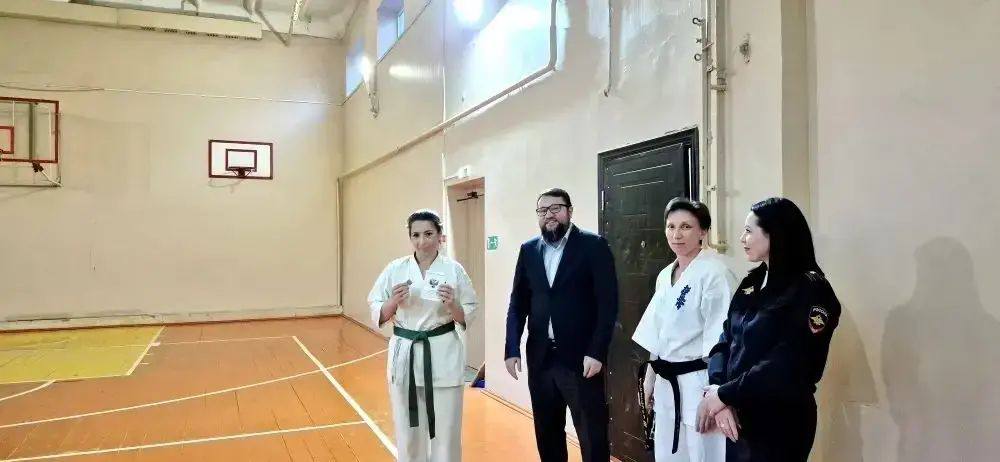 В целях профилактики и предупреждения дорожно-транспортных происшествий в спортивной школе № 5 г. Черкесска состоялась встреча юных спортсменов с инспектором по пропаганде безопасности дорожного движения Отдела МВД России по... В целях профилактики и предупреждения дорожно-транспортных происшествий в спортивной школе № 5 г. Черкесска состоялась встреча юных спортсменов с инспектором по пропаганде безопасности дорожного движения Отдела МВД России по...