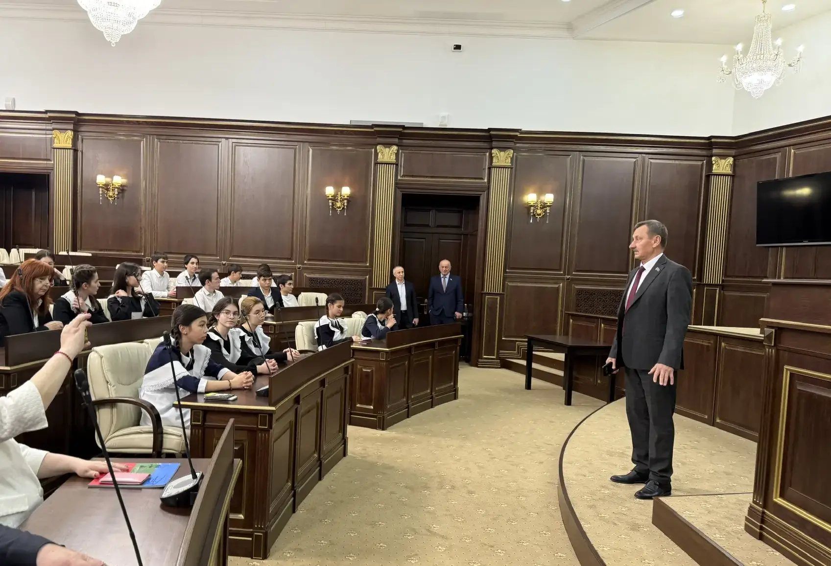 Один день в стенах Парламента Один день в стенах Парламента