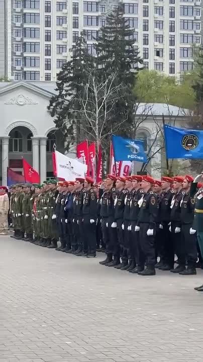 В Черкесске на центральной площади проходит репетиция парада, посвящённого Победе в Великой Отечественной войне