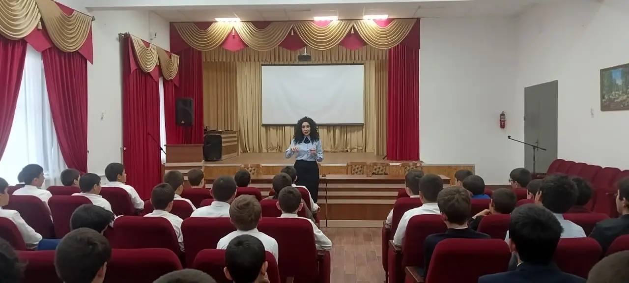За прошедшую неделю сотрудники Центра по противодействию экстремизму провели цикл мероприятий с учащимися образовательных учреждений Хабезского и Усть-Джегутинского районов, направленных на профилактику вовлечения... За прошедшую неделю сотрудники Центра по противодействию экстремизму провели цикл мероприятий с учащимися образовательных учреждений Хабезского и Усть-Джегутинского районов, направленных на профилактику вовлечения...