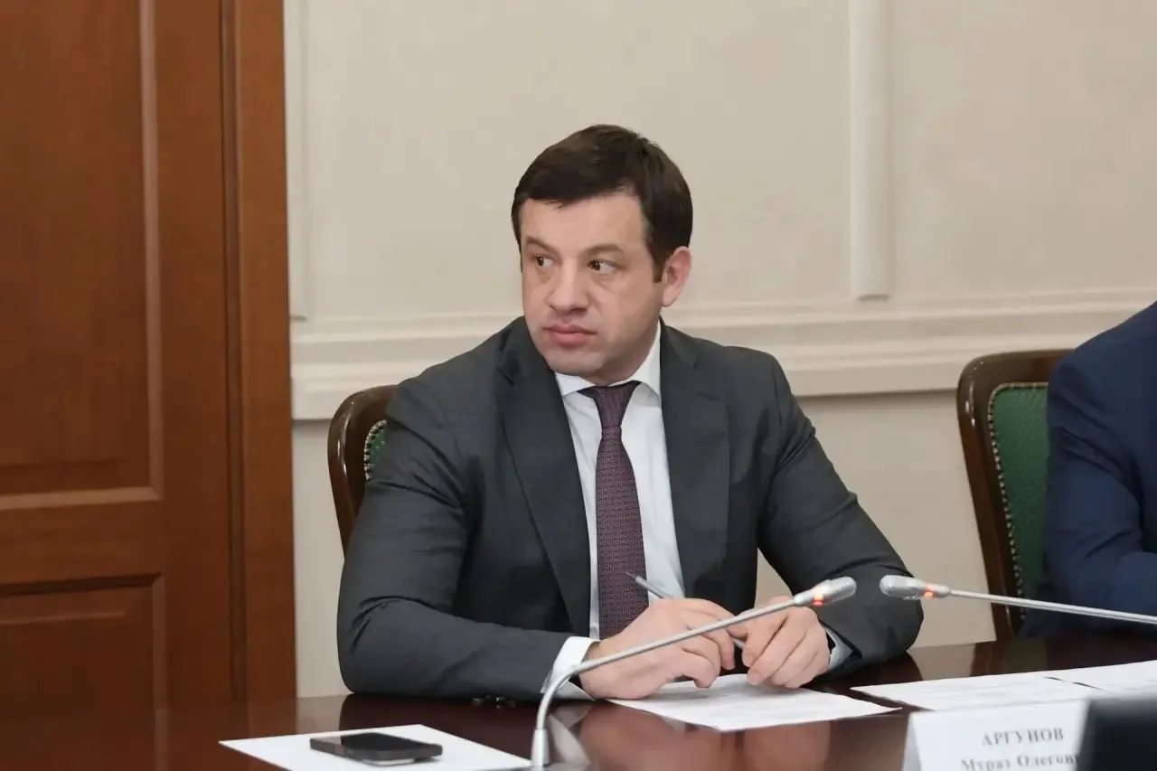 Премьер-министр КЧР Мурат Аргунов провел заседание Правительства региона, на котором было рассмотрено 14 вопросов Премьер-министр КЧР Мурат Аргунов провел заседание Правительства региона, на котором было рассмотрено 14 вопросов