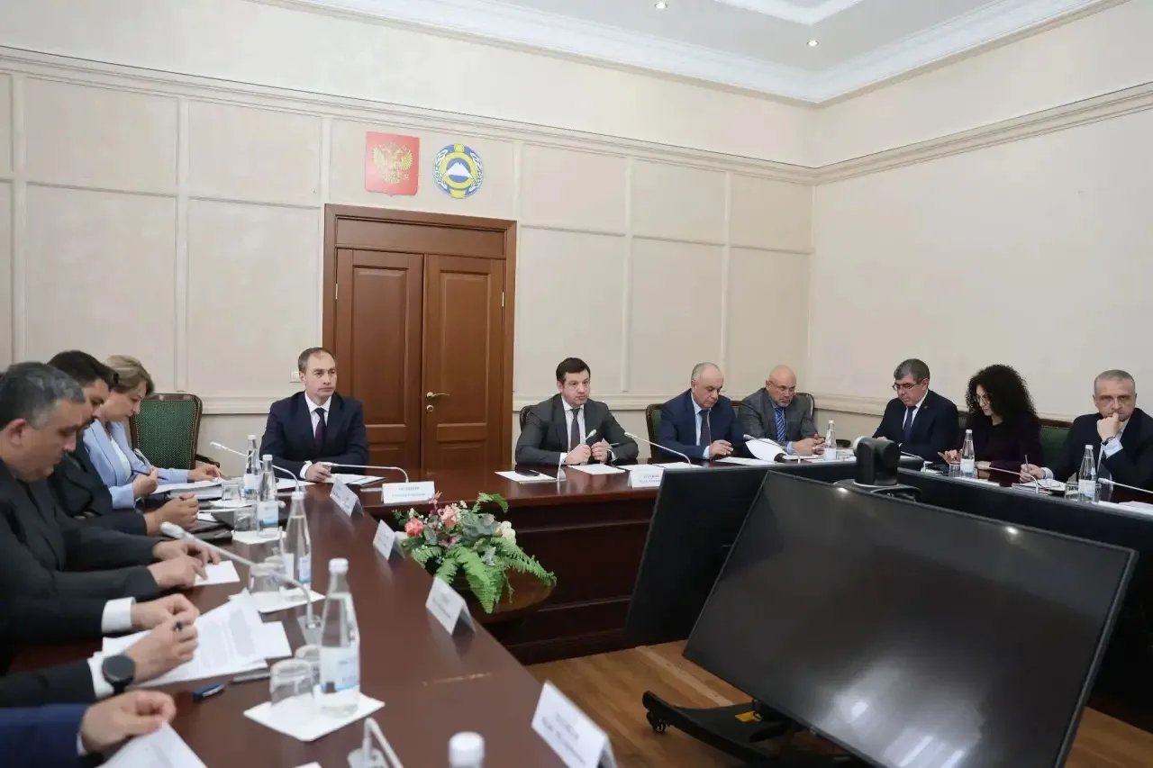 Премьер-министр КЧР Мурат Аргунов провел заседание Правительства региона, на котором было рассмотрено 14 вопросов