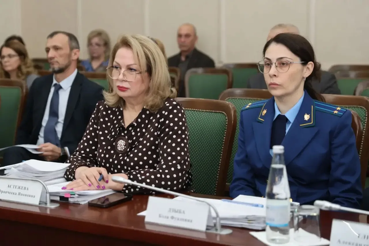 Премьер-министр КЧР Мурат Аргунов провел заседание Правительства региона, на котором было рассмотрено 14 вопросов Премьер-министр КЧР Мурат Аргунов провел заседание Правительства региона, на котором было рассмотрено 14 вопросов