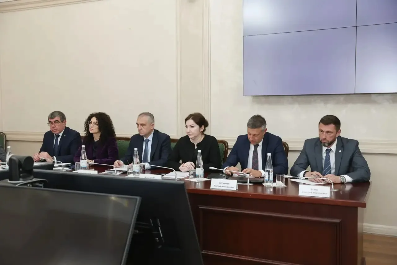 Премьер-министр КЧР Мурат Аргунов провел заседание Правительства региона, на котором было рассмотрено 14 вопросов Премьер-министр КЧР Мурат Аргунов провел заседание Правительства региона, на котором было рассмотрено 14 вопросов