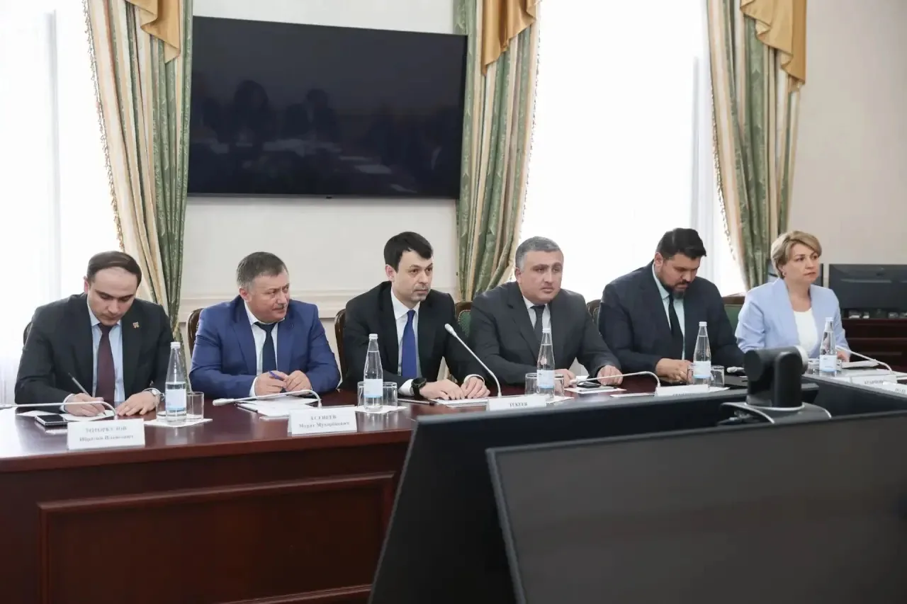 Премьер-министр КЧР Мурат Аргунов провел заседание Правительства региона, на котором было рассмотрено 14 вопросов Премьер-министр КЧР Мурат Аргунов провел заседание Правительства региона, на котором было рассмотрено 14 вопросов