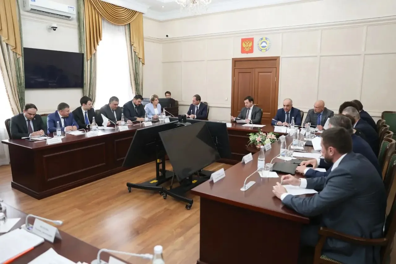 Премьер-министр КЧР Мурат Аргунов провел заседание Правительства региона, на котором было рассмотрено 14 вопросов Премьер-министр КЧР Мурат Аргунов провел заседание Правительства региона, на котором было рассмотрено 14 вопросов