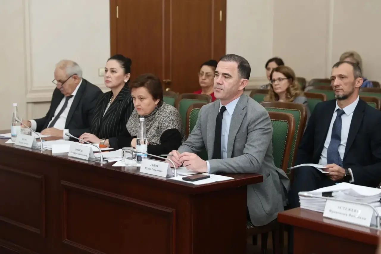 Премьер-министр КЧР Мурат Аргунов провел заседание Правительства региона, на котором было рассмотрено 14 вопросов Премьер-министр КЧР Мурат Аргунов провел заседание Правительства региона, на котором было рассмотрено 14 вопросов