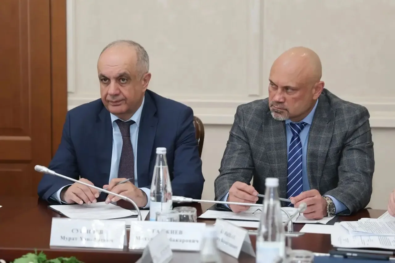 Премьер-министр КЧР Мурат Аргунов провел заседание Правительства региона, на котором было рассмотрено 14 вопросов Премьер-министр КЧР Мурат Аргунов провел заседание Правительства региона, на котором было рассмотрено 14 вопросов