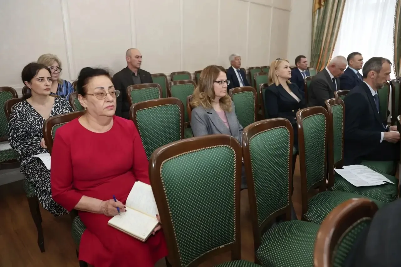 Премьер-министр КЧР Мурат Аргунов провел заседание Правительства региона, на котором было рассмотрено 14 вопросов Премьер-министр КЧР Мурат Аргунов провел заседание Правительства региона, на котором было рассмотрено 14 вопросов
