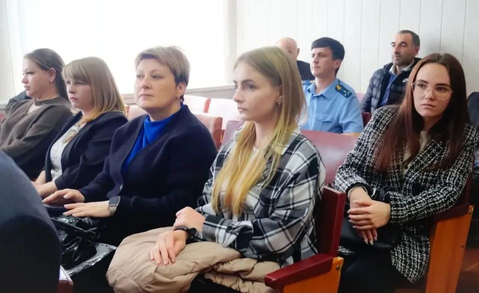 В Зеленчукском районе прошла встреча представителей профильных ведомств, организаций и администрации муниципалитета с семьями участников СВО В Зеленчукском районе прошла встреча представителей профильных ведомств, организаций и администрации муниципалитета с семьями участников СВО