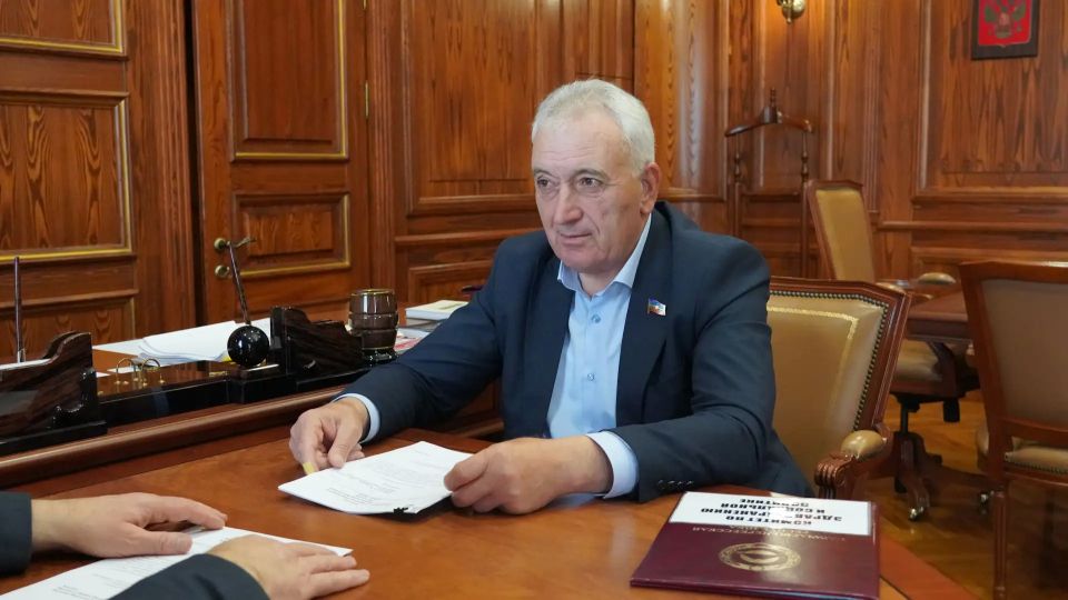 Председатель Народного Собрания КЧР Александр Иванов провел рабочую встречу с председателем Комитета по здравоохранению, социальной политике и спорту НС КЧР Хасаном Хубиевым Председатель Народного Собрания КЧР Александр Иванов провел рабочую встречу с председателем Комитета по здравоохранению, социальной политике и спорту НС КЧР Хасаном Хубиевым