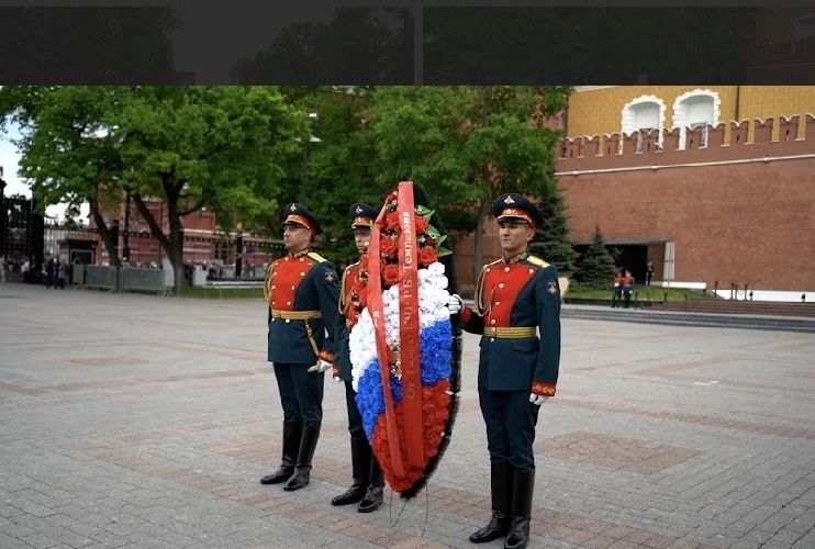 К 81-й годовщине Великой Победы сотрудники Постоянного представительства совместно с земляками, проживающими в г. Москве, почтили память миллионов погибших в годы Великой Отечественной войны и приняли участие в торжественной... К 81-й годовщине Великой Победы сотрудники Постоянного представительства совместно с земляками, проживающими в г. Москве, почтили память миллионов погибших в годы Великой Отечественной войны и приняли участие в торжественной...