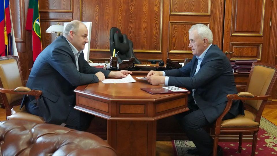 Председатель Народного Собрания КЧР Александр Иванов провел рабочую встречу с председателем Комитета по здравоохранению, социальной политике и спорту НС КЧР Хасаном Хубиевым Председатель Народного Собрания КЧР Александр Иванов провел рабочую встречу с председателем Комитета по здравоохранению, социальной политике и спорту НС КЧР Хасаном Хубиевым