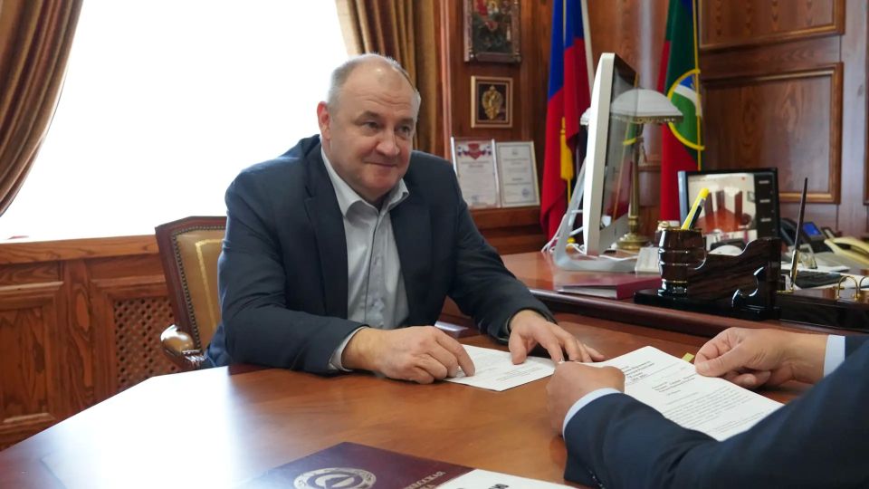 Председатель Народного Собрания КЧР Александр Иванов провел рабочую встречу с председателем Комитета по здравоохранению, социальной политике и спорту НС КЧР Хасаном Хубиевым
