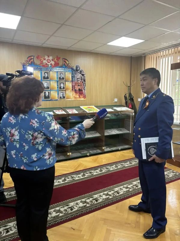 На встрече исполняющего обязанности прокурора республики Санала Бахникова с руководителем регионального отделения Народного фронта Людмилой Каппушевой обсуждены вопросы рассмотрения обращений На встрече исполняющего обязанности прокурора республики Санала Бахникова с руководителем регионального отделения Народного фронта Людмилой Каппушевой обсуждены вопросы рассмотрения обращений