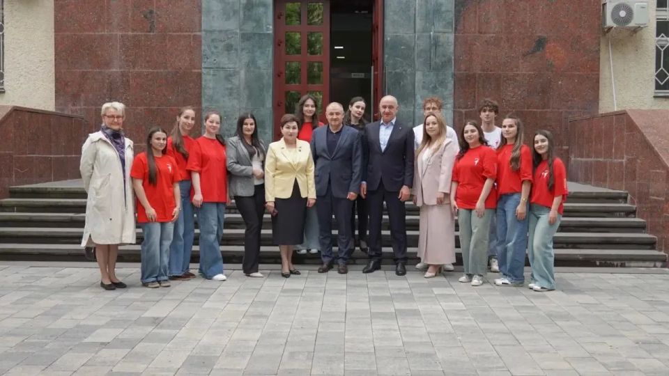 Рашид Темрезов: Сегодня с экскурсией в Народном Собрании (Парламенте) КЧР побывали активисты «Движения Первых», воспитанники гимназии № 4 Усть-Джегуты