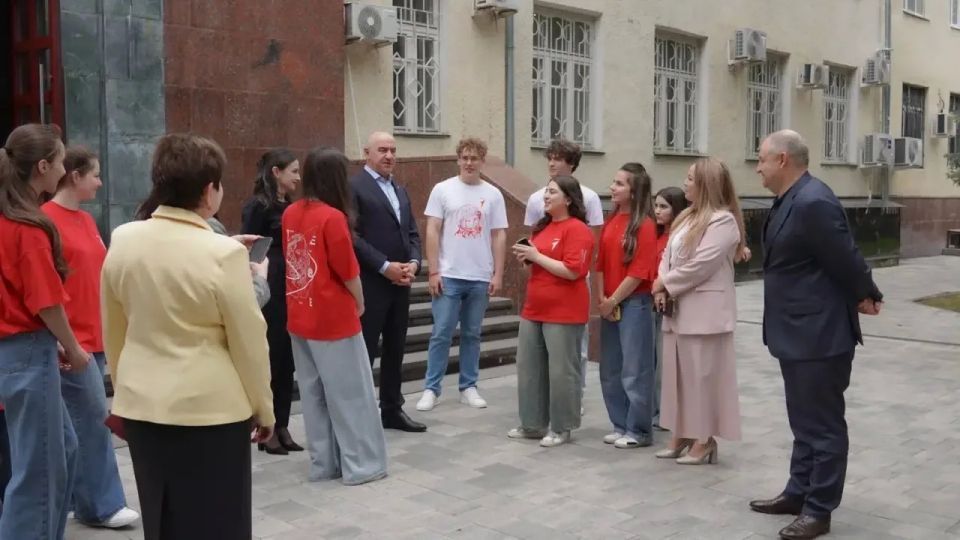 Рашид Темрезов: Сегодня с экскурсией в Народном Собрании (Парламенте) КЧР побывали активисты «Движения Первых», воспитанники гимназии № 4 Усть-Джегуты Рашид Темрезов: Сегодня с экскурсией в Народном Собрании (Парламенте) КЧР побывали активисты «Движения Первых», воспитанники гимназии № 4 Усть-Джегуты