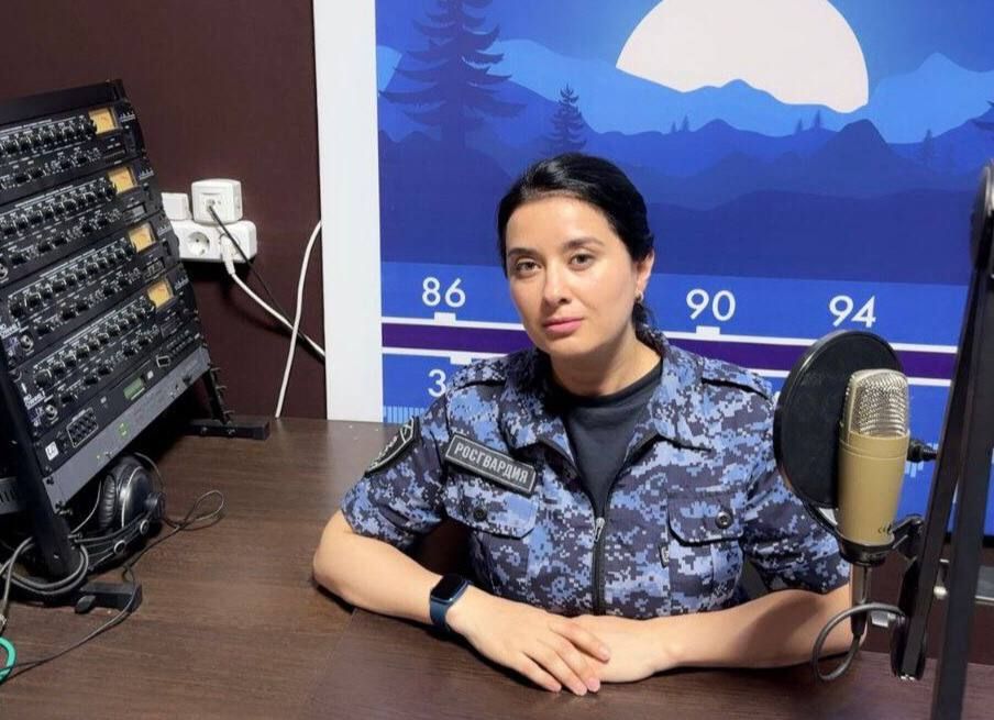 В рамках ведомственной радиорубрики «В эфире Росгвардия» гостем прямого эфира радиостанции «КЧР FM» стала офицер отдела кадров регионального Управления вневедомственной охраны капитан полиции Залида Ковалёва