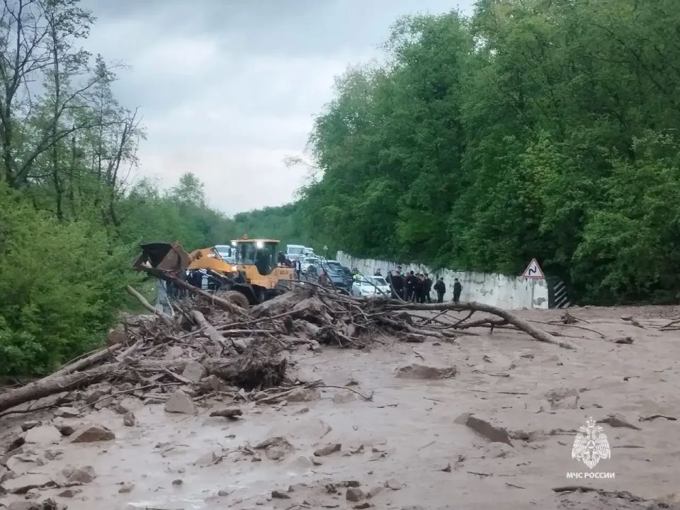 Движение на участке автодороги Черкесск - Домбай ограничено из-за селевого потока, сошедшего в результате сильных осадков