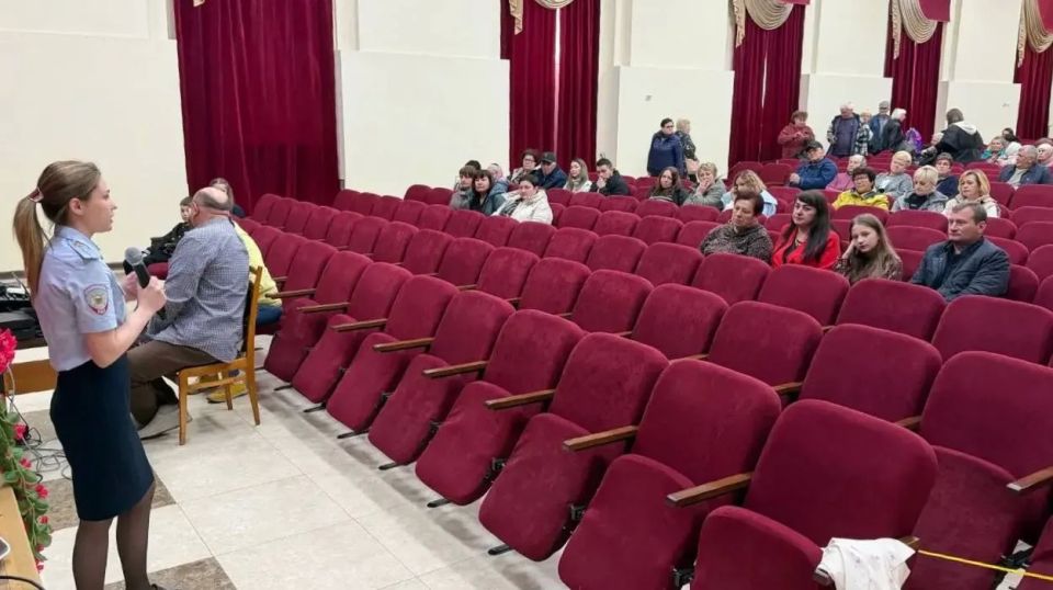 Дознавателями МВД по КЧР на районном уровне проводятся профилактические мероприятия как в учебных заведениях, так и в ходе бесед с населением на тему: «Преступления в сфере информационно-коммуникационных технологий», в... Дознавателями МВД по КЧР на районном уровне проводятся профилактические мероприятия как в учебных заведениях, так и в ходе бесед с населением на тему: «Преступления в сфере информационно-коммуникационных технологий», в...