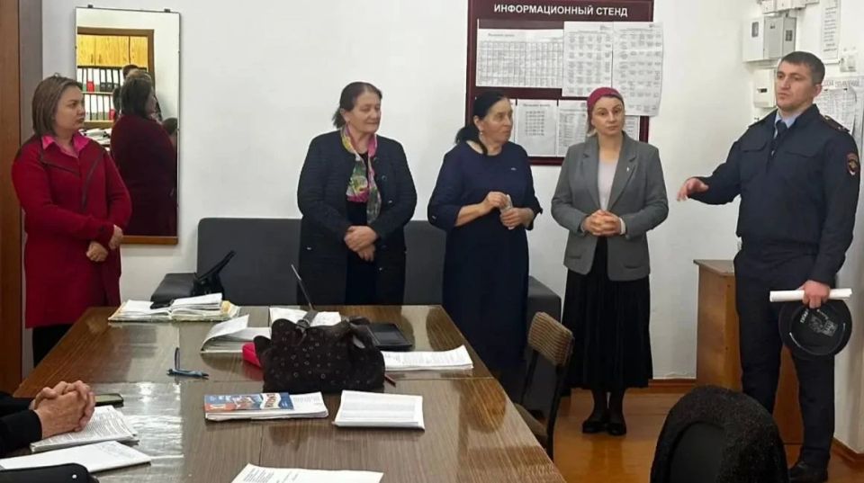 Дознавателями МВД по КЧР на районном уровне проводятся профилактические мероприятия как в учебных заведениях, так и в ходе бесед с населением на тему: «Преступления в сфере информационно-коммуникационных технологий», в...