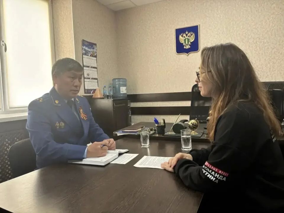 На встрече исполняющего обязанности прокурора республики Санала Бахникова с руководителем регионального отделения Народного фронта Людмилой Каппушевой обсуждены вопросы рассмотрения обращений