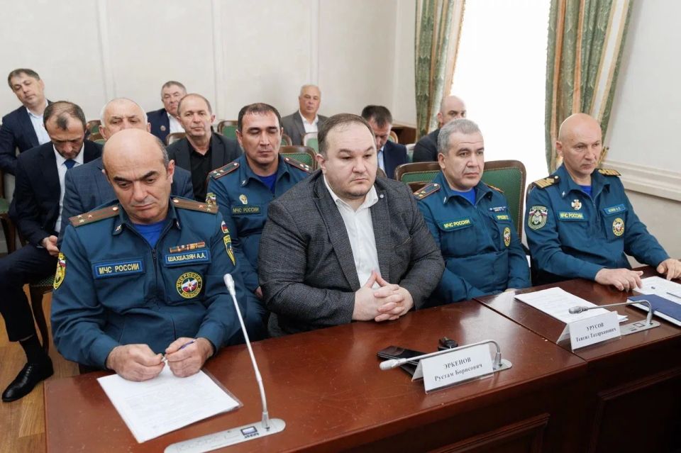 Рашид Темрезов: Уважаемые земляки! В связи с неблагоприятным прогнозом погоды - ожидаемыми сильными дождями, ливнями с грозами, градом и ветром до 20–25 м/с - по моему поручению председатель Правительства КЧР Мурат Аргунов... Рашид Темрезов: Уважаемые земляки! В связи с неблагоприятным прогнозом погоды - ожидаемыми сильными дождями, ливнями с грозами, градом и ветром до 20–25 м/с - по моему поручению председатель Правительства КЧР Мурат Аргунов...