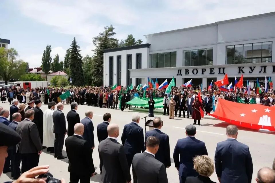 В Карачаево-Черкесии сегодня проходят памятные мероприятия, приуроченные к 162-й годовщине окончания Кавказской войны В Карачаево-Черкесии сегодня проходят памятные мероприятия, приуроченные к 162-й годовщине окончания Кавказской войны