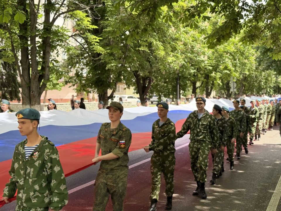 В День славянской письменности и культуры представители молодежных организаций республики пронесли по центру Черкесска огромный триколор В День славянской письменности и культуры представители молодежных организаций республики пронесли по центру Черкесска огромный триколор
