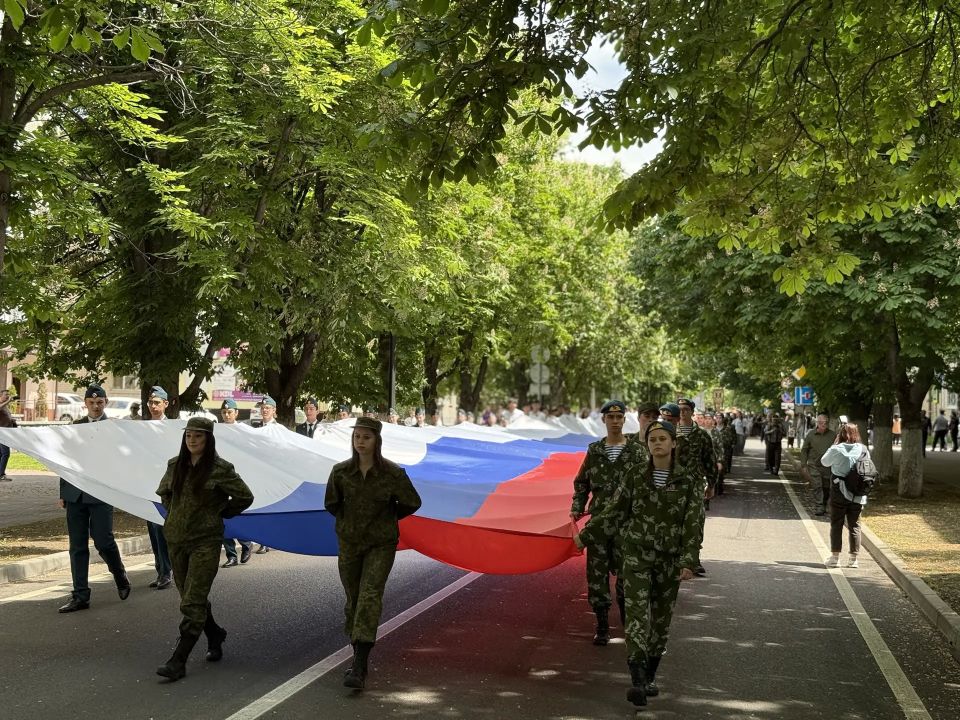 В День славянской письменности и культуры представители молодежных организаций республики пронесли по центру Черкесска огромный триколор В День славянской письменности и культуры представители молодежных организаций республики пронесли по центру Черкесска огромный триколор