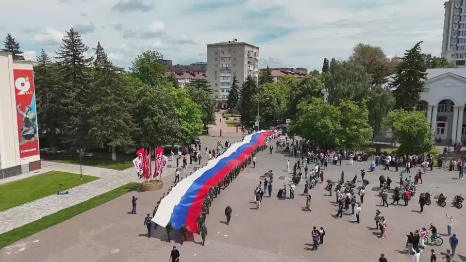 В День славянской письменности и культуры жители и гости Черкесска почтили минутой молчания память детей, погибших в результате удара ВСУ по учебному корпусу и общежитию Старобельского профессионального колледжа в ЛНР