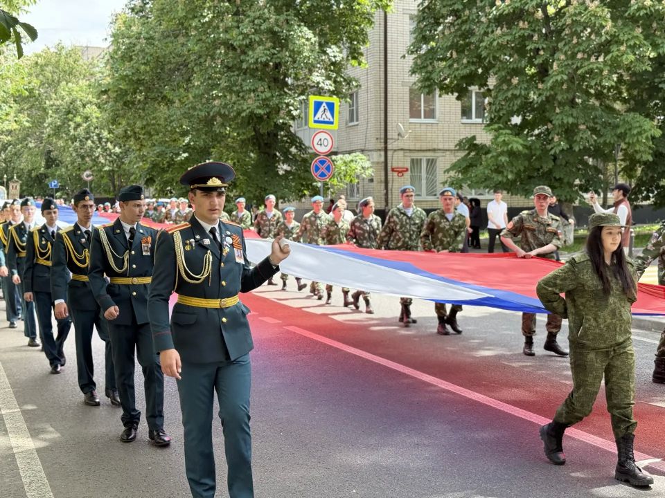 В День славянской письменности и культуры представители молодежных организаций республики пронесли по центру Черкесска огромный триколор В День славянской письменности и культуры представители молодежных организаций республики пронесли по центру Черкесска огромный триколор