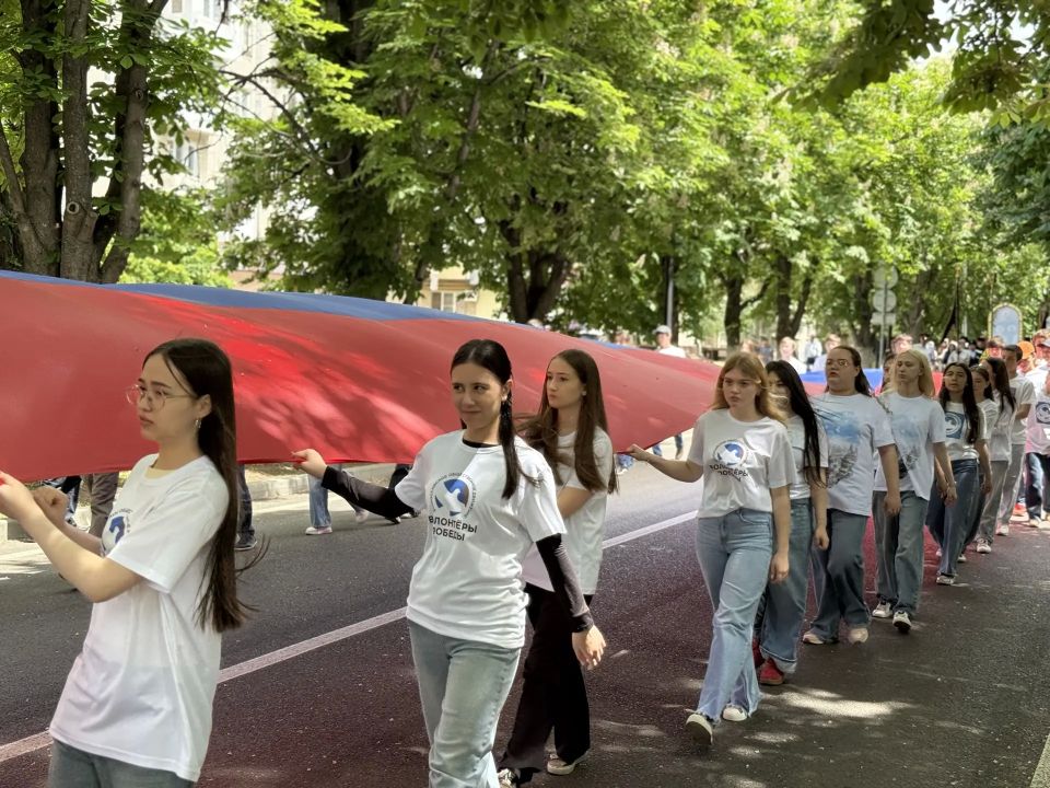 В День славянской письменности и культуры представители молодежных организаций республики пронесли по центру Черкесска огромный триколор В День славянской письменности и культуры представители молодежных организаций республики пронесли по центру Черкесска огромный триколор