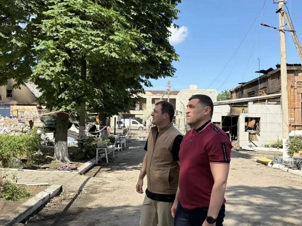 По поручению Главы Карачаево-Черкесии Рашида Темрезова в побратимском Старобельском муниципальном округе Луганской Народной Республики находится министр строительства и ЖКХ КЧР Рашид Узденов По поручению Главы Карачаево-Черкесии Рашида Темрезова в побратимском Старобельском муниципальном округе Луганской Народной Республики находится министр строительства и ЖКХ КЧР Рашид Узденов