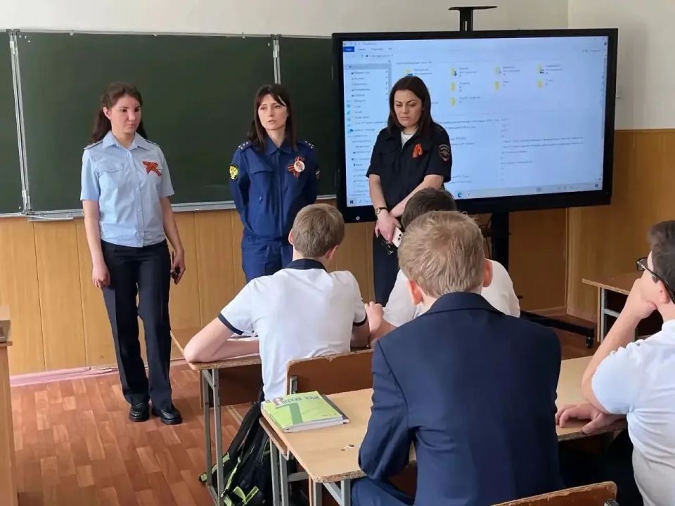 Прокуратура города Черкесска провела цикл лекций для молодежи на тему: «Измена Родине – тягчайшее преступление» Прокуратура города Черкесска провела цикл лекций для молодежи на тему: «Измена Родине – тягчайшее преступление»