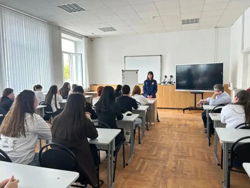 Прокуратура города Черкесска провела цикл лекций для молодежи на тему: «Измена Родине – тягчайшее преступление» Прокуратура города Черкесска провела цикл лекций для молодежи на тему: «Измена Родине – тягчайшее преступление»