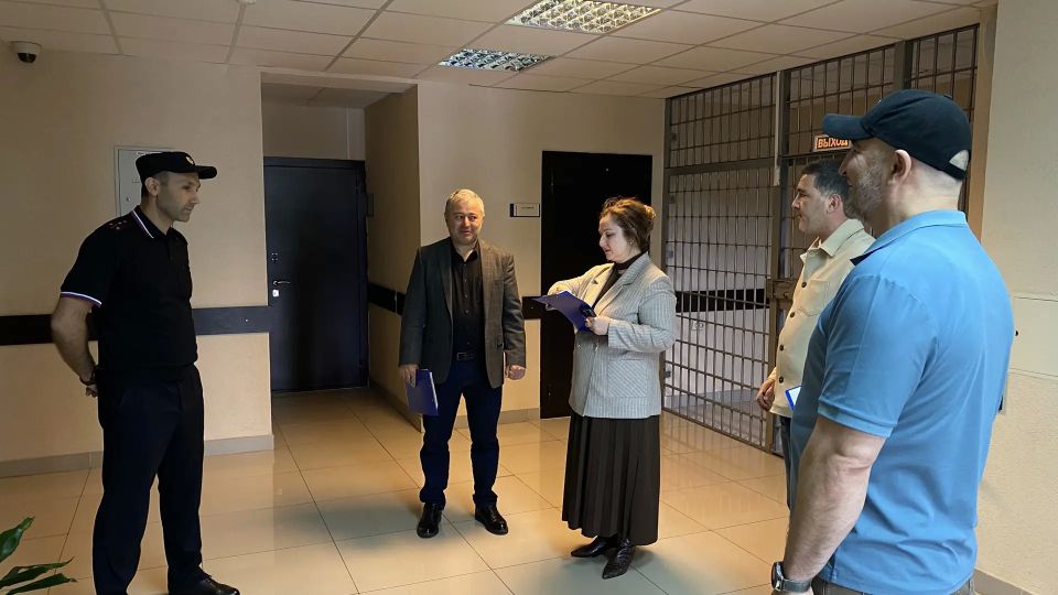 Представители Общественного совета оценили работу подразделений ОМВД России по г. Черкесску в рамках акции «Гражданский мониторинг» Представители Общественного совета оценили работу подразделений ОМВД России по г. Черкесску в рамках акции «Гражданский мониторинг»