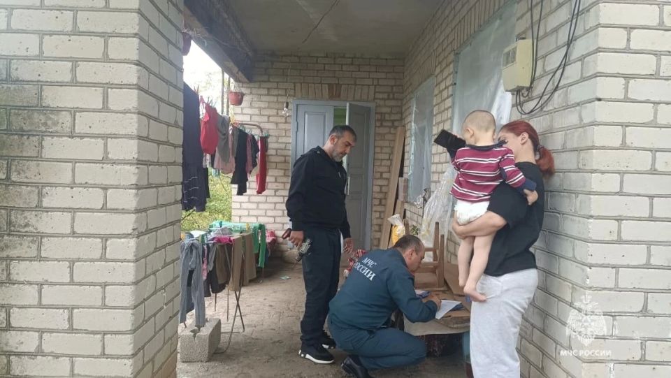 Сотрудники МЧС России устанавливают пожарные извещатели в жилых домах Малокарачаевского района Сотрудники МЧС России устанавливают пожарные извещатели в жилых домах Малокарачаевского района